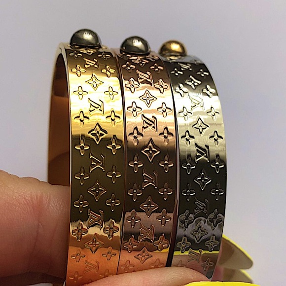 Gold Clover Bangle Bracelet - Picture 2 of 6